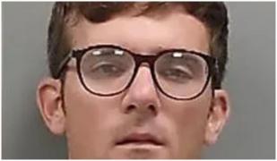 Un bebeluş de cinci luni a murit, după ce a fost uitat de tatăl său într-o maşină încinsă în SUA