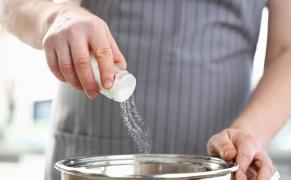 Ce a păţit un bărbat după ce l-a întrebat pe ChatGPT cum să elimine sarea din dieta sa. I-a uimit pe medici