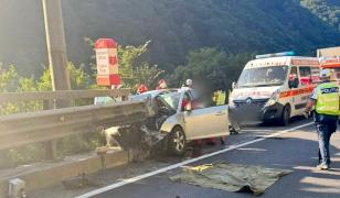 Două persoane, la spital după ce un șofer de 81 de ani a intrat în parapet, în județul Sibiu