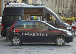 Un român a luat ostatici într-o farmacie din Italia. S-a deghizat apoi în farmacist ca să scape de poliţişti