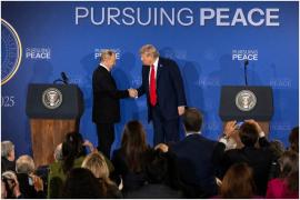 Vladimir Putin și Donald Trump, în timpul conferinței de presă din Alaska - 15 august 2025