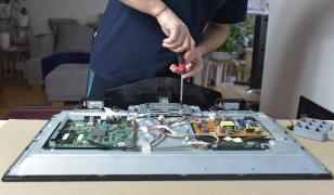 Un tânăr de 18 ani din Dolj a murit în timp ce încerca să repare un televizor