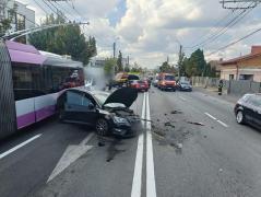 Două persoane rănite, după un accident în care au fost implicate un troleibuz și trei mașini în Cluj