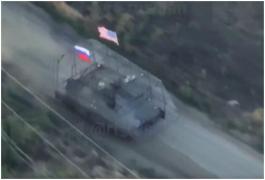 POLITICO: Un video viral cu un blindat rusesc fluturând steagul SUA și atacând Ucraina stârnește furie la Kiev