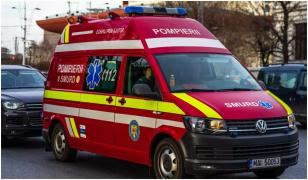 O adolescentă a căzut de la etajul 2 după ce ar fi confundat geamul dormitorului cu uşa. Se certase cu mama sa