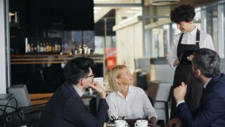 (P) Meserii căutate pe piața muncii: de ce merită să devii lucrător comercial sau ospătar