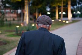 Pensionar din Baia Mare, înşelat cu zeci de mii de lei. I s-a oferit "bijuterii de aur" în schimbul banilor