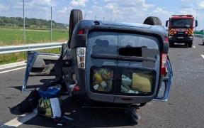 Cinci răniţi, printre care doi copii de 3 şi 10 ani, după ce o maşină s-a răsturnat pe A1, în Argeş