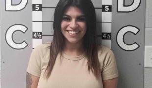 O femeie din SUA a devenit virală după ce a zâmbit larg când a fost arestată. Ce-i făcuse fostului iubit