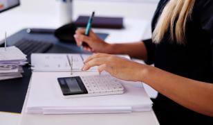 Contabilă din Timiş, condamnată după un tun de 2 mil. de lei din fondurile şcolilor administrate