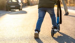 Un copil de 12 ani a căzut cu trotineta de pe pod, în Suceava. Avertismentul autorităţilor