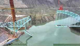 Imagini dramatice cu momentul în care un pod se prăbuşeşte în China. 12 persoane au murit