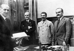 Semnarea pactului de neagresiune germano-sovietic (1939): Gaus, von Ribbentrop, Stalin și Molotov, de la stânga la dreapta.