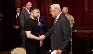 Zelenski l-a decorat pe emisarul american pentru Ucraina, Keith Kellogg, de Ziua Independenţei Ucrainei