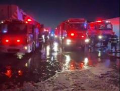 Incendiu puternic la Dragonul Roşu. Focul a cuprins 2.000 de metri pătraţi