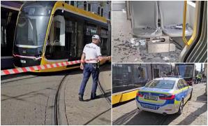 Două tramvaie conduse de vatmaniţe s-au ciocnit în Piaţa Traian din Timişoara. Trei pasageri au fost răniţi