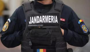 Un bărbat cu macetă a semănat panică pe străzile din Sectorul 3. I-a lovit pe poliţişti când i-au pus cătuşile