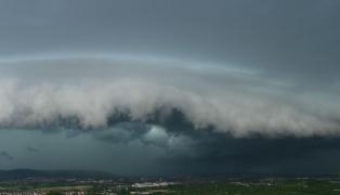 Mai multe județe intră în câteva ore sub alertă de furtuni puternice. Grindină și vijelii până duminică noapte