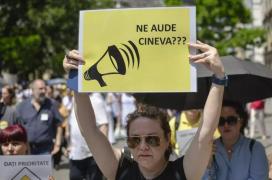 Sindicaliştii din învăţământ protestează pentru a patra zi. Cer demisia ministrului Daniel David