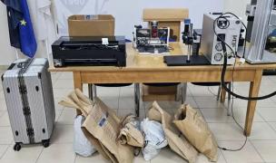 Român, căutat în Cipru. Poliţiştii au găsit o adevărată „fabrică” de clonat carduri la Alexandru acasă