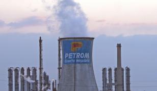 OMV Petrom face apel la stocurile de urgenţă, după ce ţiţeiul importat a fost contaminat. Reacţia Ministerului