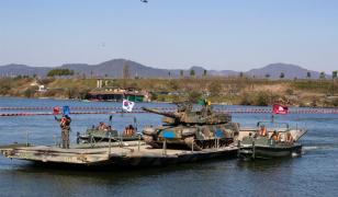 Un nord-coreean a fugit în Coreea de Sud, agăţat de bucăţi de polistiren. A fost salvat după 10 ore