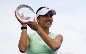 Sorana Cîrstea şi trofeul cucerit la Cleveland