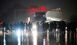 După căderea guvernului, Franța intră într-o nouă etapă de instabilitate. Sunt anunţate greve şi proteste