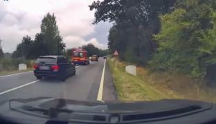 Sport periculos pe șoselele din Bihor. Vitezomani cu BMW, filmați cum urmăresc ambulanţele în misiune