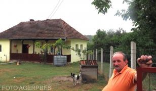 Satul din România cu un singur locuitor. Localnicii au plecat, dar turiștii cumpără case pe bandă rulantă