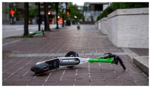 Un bărbat s-a accidentat şi a intrat în comă după ce a căzut de pe o trotinetă electrică