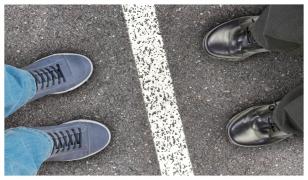 Un bărbat a fost lovit în cap cu o bordură