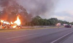 Oameni carbonizați sau aruncați pe șosea, după ce o dubă cu muncitori a izbit un TIR şi a luat foc, în Mexic