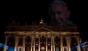 Imagini spectaculoase la Vatican: 3.500 de drone au luminat cerul și au creat portretul Papei Francisc