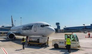 Angajatul unei firme de curierat, cercetat pentru că a furat colete de 3.700 € de pe Aeroportul Otopeni