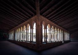 Un bărbat a furat banii din două cutii ale milei