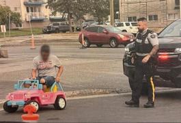 Un bărbat din Canada a mers să-şi cumpere ceai într-o maşinuţă de jucărie roz. Reacţia poliţiei