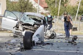 Mașină distrusă în accident