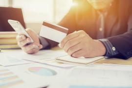 Un bărbat a furat 100.000 de dolari din banii mamei sale pensionare ca să investească în criptomonede