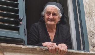 O femeie de 94 de ani a devenit atracţie turistică într-un sat din Italia. De ce i se spune "Ultima regină"