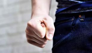 Un bărbat din Prahova şi-a bătut amanta şi apoi a dat cu maşina peste ea. Poliţiştii au identificat agresorul