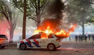 Violenţe în timpul unei demonstraţii în Olanda. Protestatarii s-au luat la bătaie cu poliţiştii