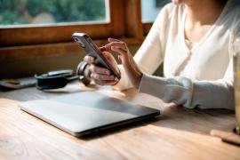 femeie care face cumpărături online