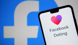21 octombrie 2020: Logo-ul aplicației Facebook Dating, afișat pe ecranul unui smartphone lângă logo-ul Facebook.