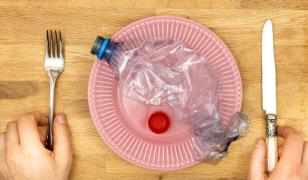 Microplasticele, tot mai prezente în dieta noastră. Paşi simpli ca să le eviţi