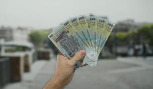 Oraşele Bucureşti şi Cluj conduc topurile salariale din România. Judeţele aflate la coada clasamentului