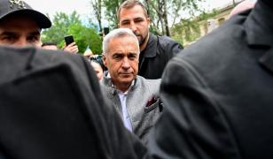 Susținător al lui Călin Georgescu, ridicat de jandarmi după ce a afișat un steag cu simboluri legionare