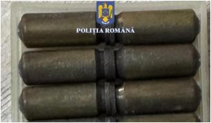 Razie cu surprize în Făget. Printre pantofi și haine, poliţiştii au găsit muniţie din Austria la vânzare