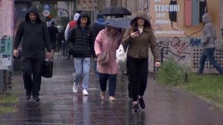 Alertă de vreme rea în aproape toată ţara. Ploi, frig şi ninsori la munte, timp de trei zile