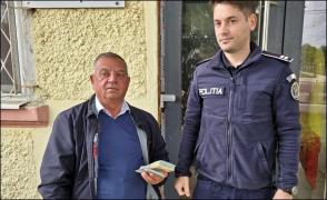 Gest de omenie în Vrancea. Un bărbat a găsit 24.100 de lei și i-a predat poliției